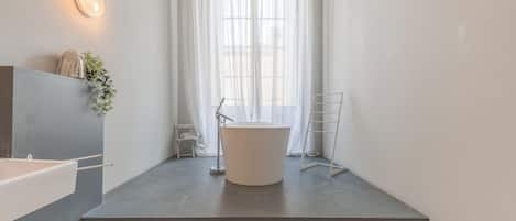 Design-Apartment | Badezimmer | Haartrockner, Handtücher, Seife, Shampoo