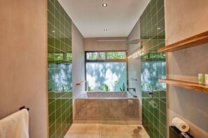 Dusche, Haartrockner, Handtücher