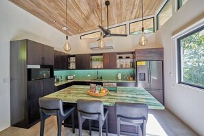 Refrigerador, microondas, placa de cocina, cafetera/tetera