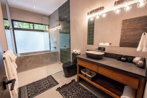 Douche, sèche-cheveux, serviettes fournies