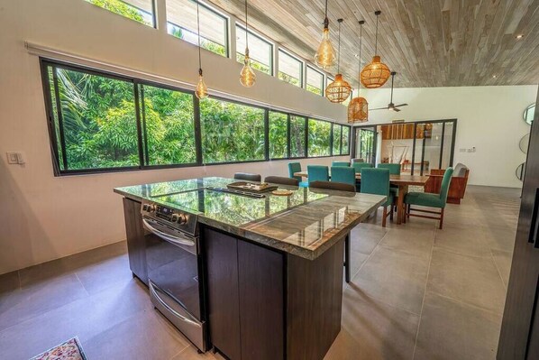 Kühlschrank, Mikrowelle, Herdplatte, Wasserkocher mit Kaffee-/Teezubehör