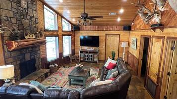 Smart TV, chimenea, tenis de mesa y libros