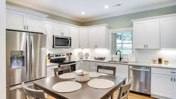 Coffee/tea maker, fridge, microwave, stovetop