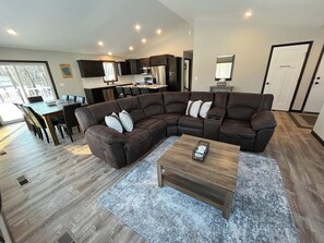 Smart TV, fireplace, books - The Ridge - NEW Modern Home! (Onamia)