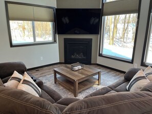 TV connectée, cheminée, livres