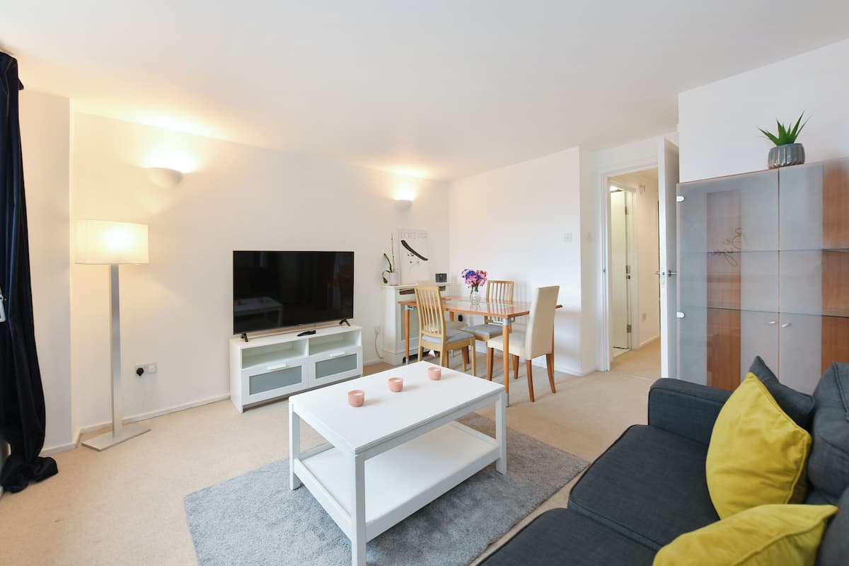 Executive Apartment | Living area | 50-inch Smart TV with satellite channels, Netflix, Hulu