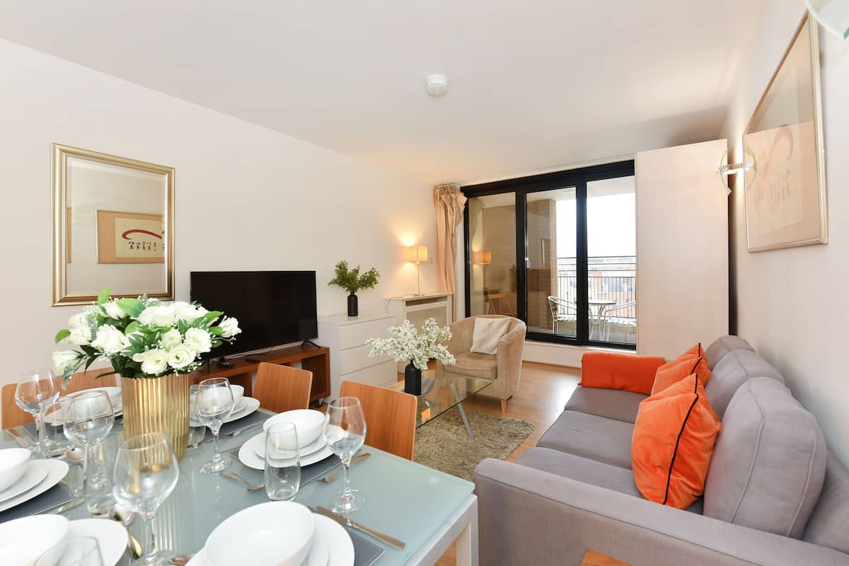 Superior Apartment | Living area | 50-inch Smart TV with satellite channels, Netflix, Hulu