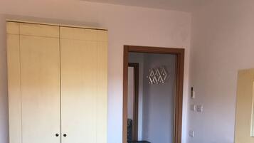 1 makuuhuone, silitysrauta/-lauta, vuodevaatteet