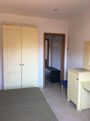 1 slaapkamer, een strijkplank/strijkijzer, beddengoed