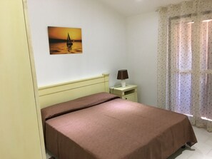 1 bedroom, iron/ironing board, bed sheets - TORREGRANDE BEACH ORISTANO (Torre Grande)
