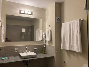 Dusche, Haartrockner, Bidet, Handtücher