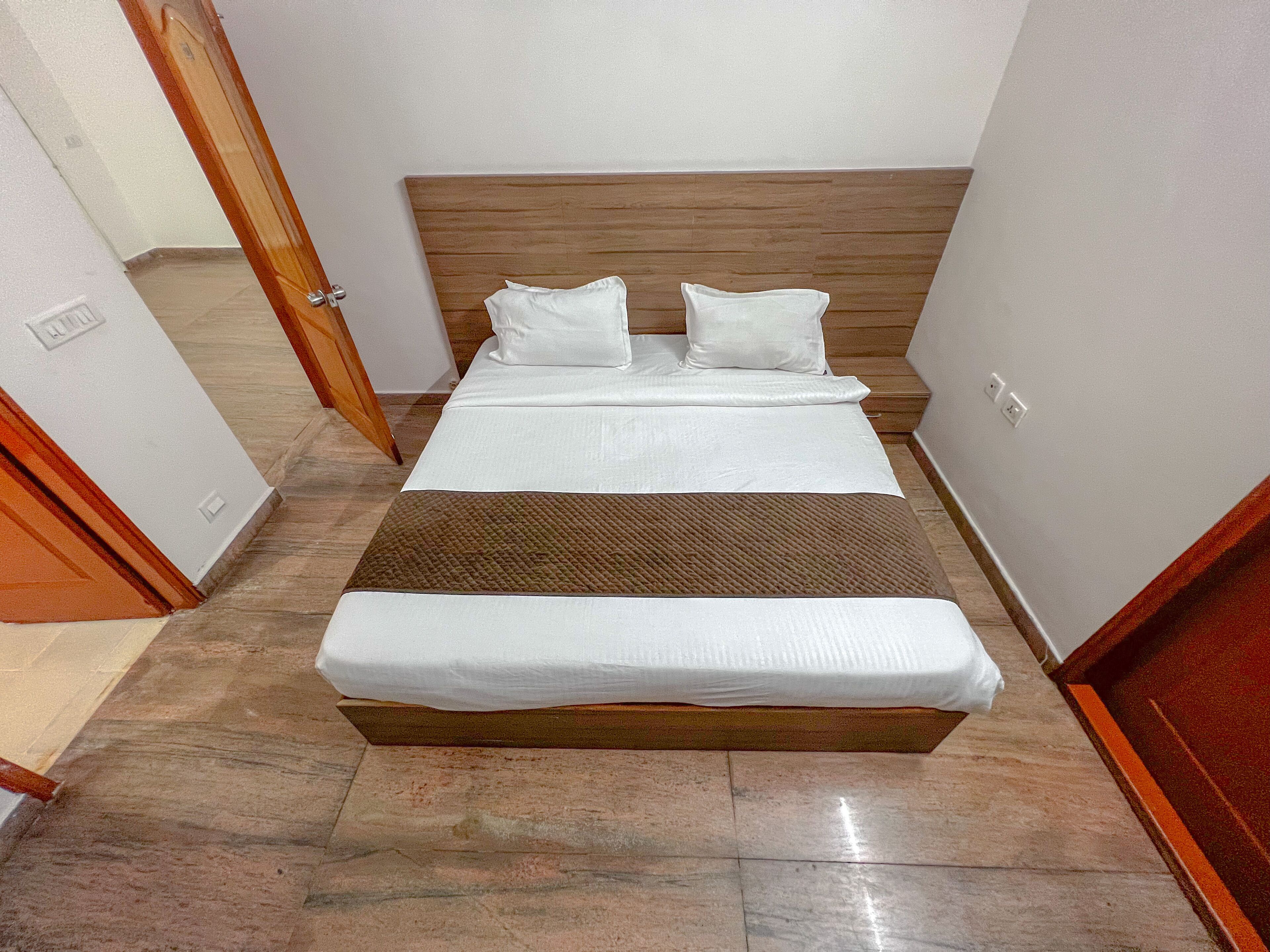 Deluxe Room, City View | Laptop workspace, free WiFi