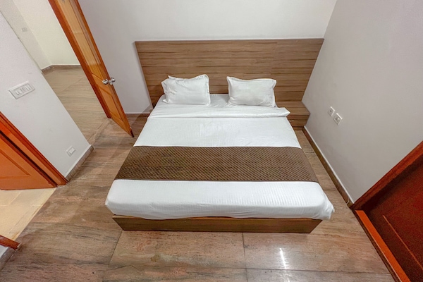 Deluxe Room, City View | Laptop workspace, free WiFi