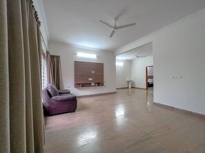 Chambre familiale, vue sur le jardin | Aire de séjour | Téléviseur à écran plat