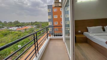 Habitación familiar, vista al jardín | Balcón