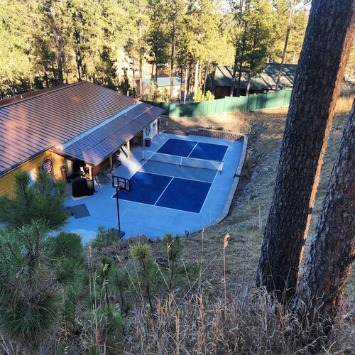 Near Mt Rushmore, Crazy Horse & Custer State Park Hot Tub Pickle Ball Court