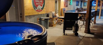 Near Mt Rushmore, Crazy Horse & Custer State Park Hot Tub Pickle Ball Court