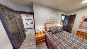 5 bedrooms, desk, iron/ironing board, free WiFi