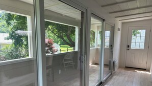 Un pasillo con puertas de cristal correderas que dan a un patio.