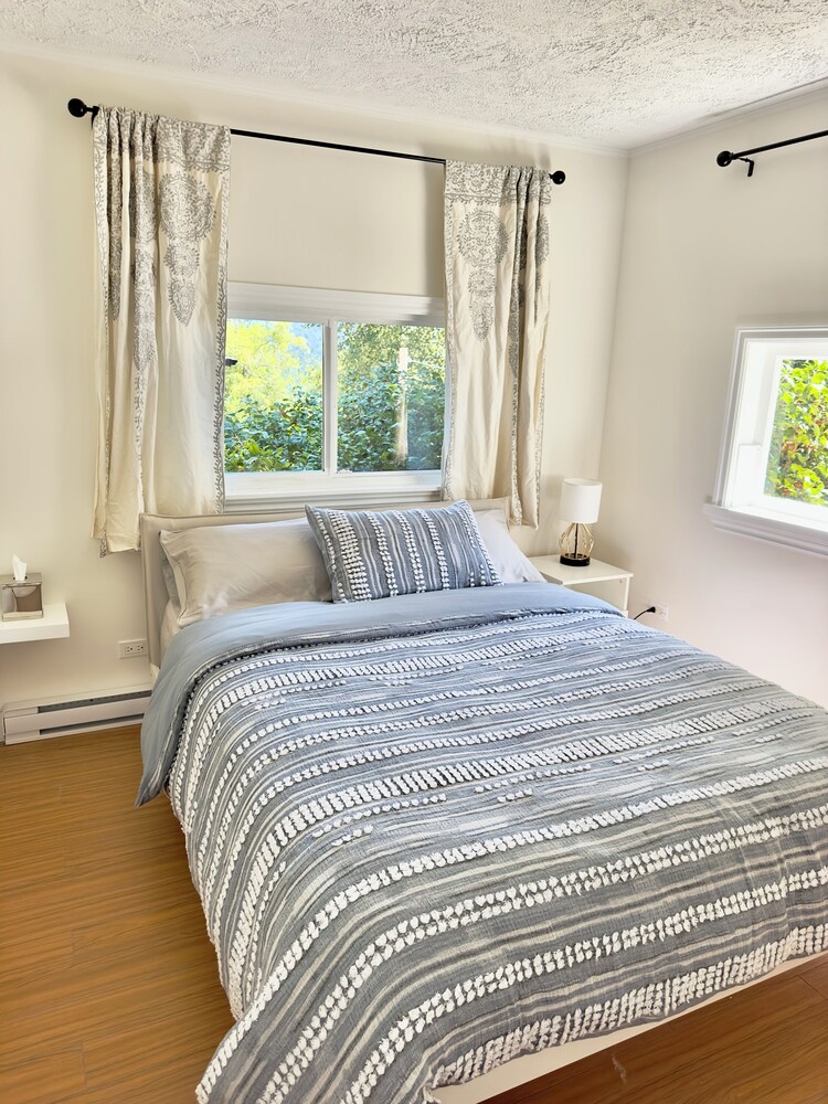 Cozy 2 BR private house 1 minute drive to the beach and lower Gibsons