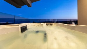 Ein Whirlpool mit freiem Blick auf die Skyline im Hintergrund.