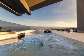 A hot tub with a panoramic view of the coastline. - Luxury Penthouse Apartment IV. with a private Jacuzzi in Villa Adria Apartments (Krk (Krk))