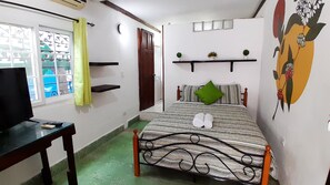 1 habitación, caja de seguridad en la habitación y escritorio