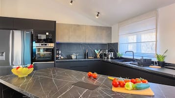 Frigorífico, microondas, horno y lavavajillas