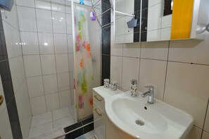 Shower, towels - Holiday Home Eta with Pool (Rovinj)