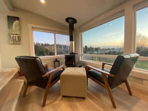 Interior - Bayview Cottage (Port Townsend)