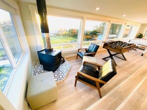 Game room - Bayview Cottage (Port Townsend)