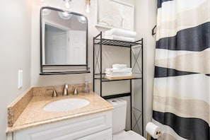 Douche, sèche-cheveux, serviettes fournies, papier toilette