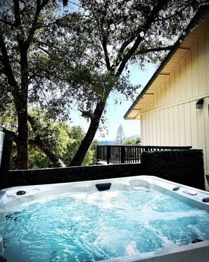 Bañera de hidromasaje al aire libre