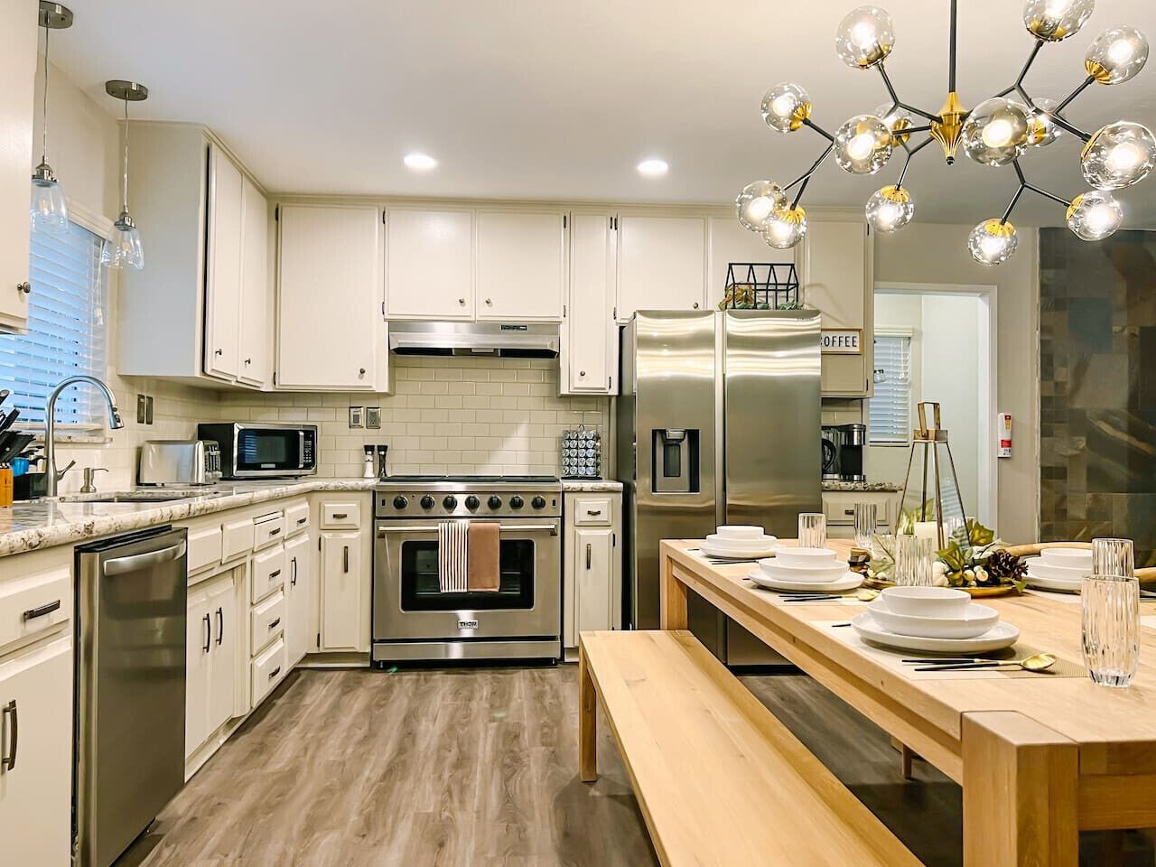 Jääkaappi, mikroaaltouuni, uuni, liesi