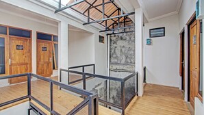 Een modern interieur met een trap, houten deuren en een metalen leuning.