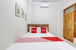 Desk, free WiFi, bed sheets