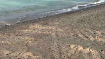 Una playa cerca, sillas reclinables de playa, toallas de playa