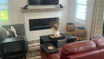 Älytelevisio, takka, kirjoja, stereot