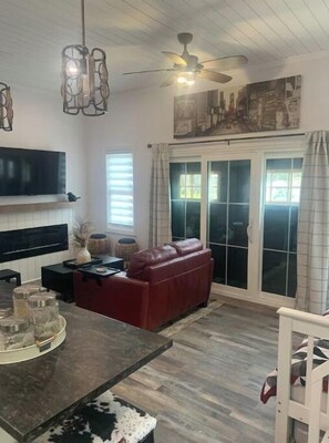 Smart TV, chimenea, libros y estéreo