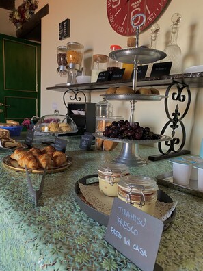 Desayuno buffet diario (EUR 7 por persona)
