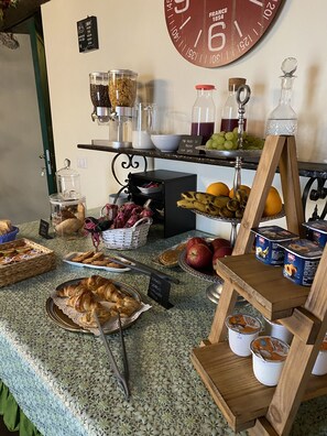 Petit déjeuner buffet (7 EUR par personne)