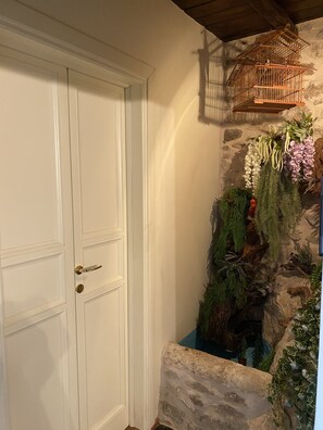 Télévision à écran plat de 42 pouces avec chaînes numériques, Netflix