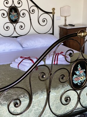 Ropa de cama hipoalergénica, cubrecamas y minibar 