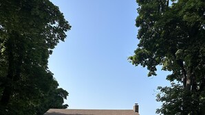 Una casa a due piani con facciata in mattoni, un portico e un garage.