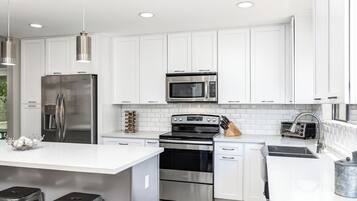 Jääkaappi, mikroaaltouuni, uuni, liesi