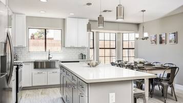 Jääkaappi, mikroaaltouuni, uuni, liesi