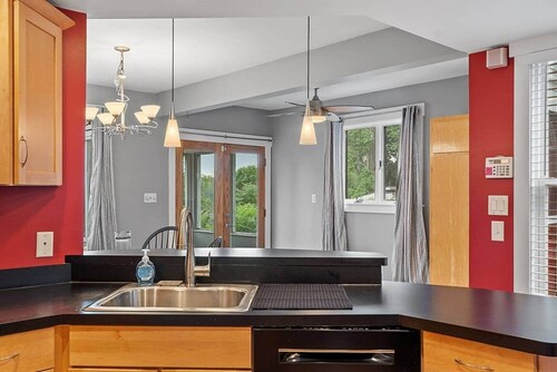 Family-Friendly Townhouse on the Merrimack River