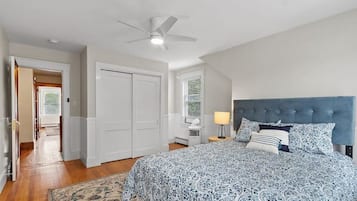 2 habitaciones, tabla de planchar con plancha y cuna de viaje