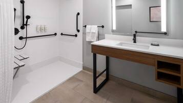 Un baño moderno con ducha, inodoro y lavabo.