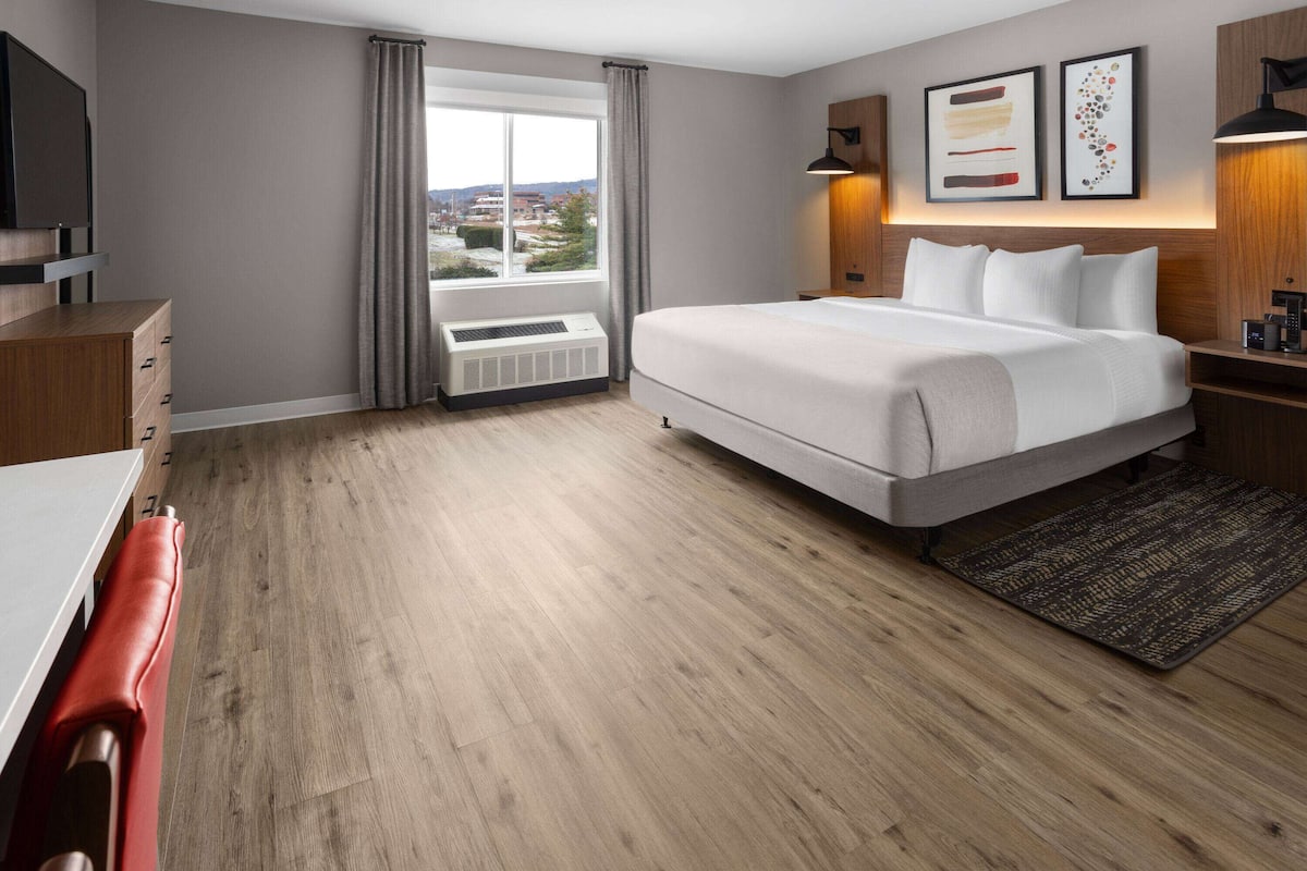 Room, 1 King Bed, Accessible, Non Smoking (Hearing) | Premium bedding, Select Comfort beds, in-room safe, blackout curtains